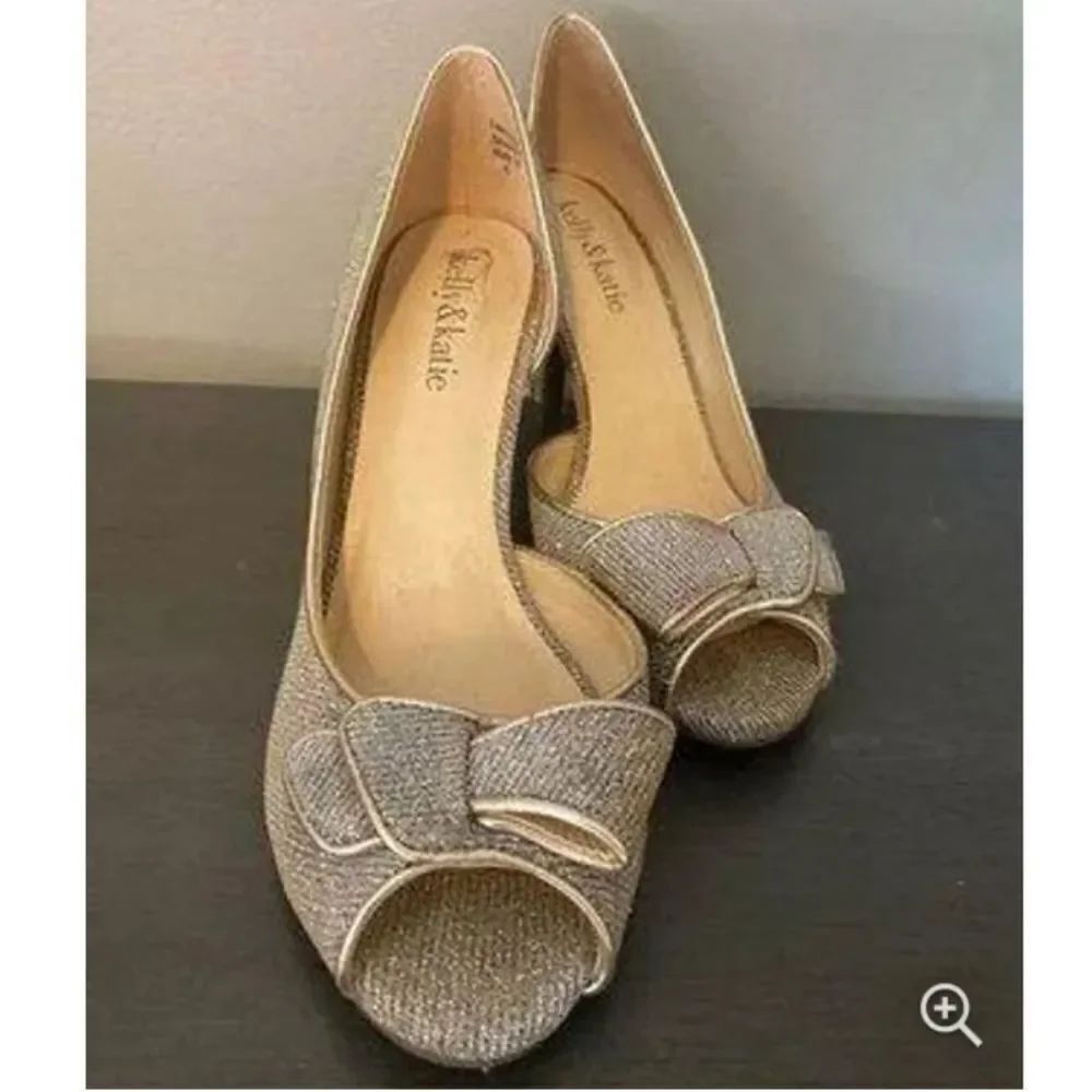 BRAND NEW KELLY &KATIE GOLD SHIMMER OPEN TOE WEDGE